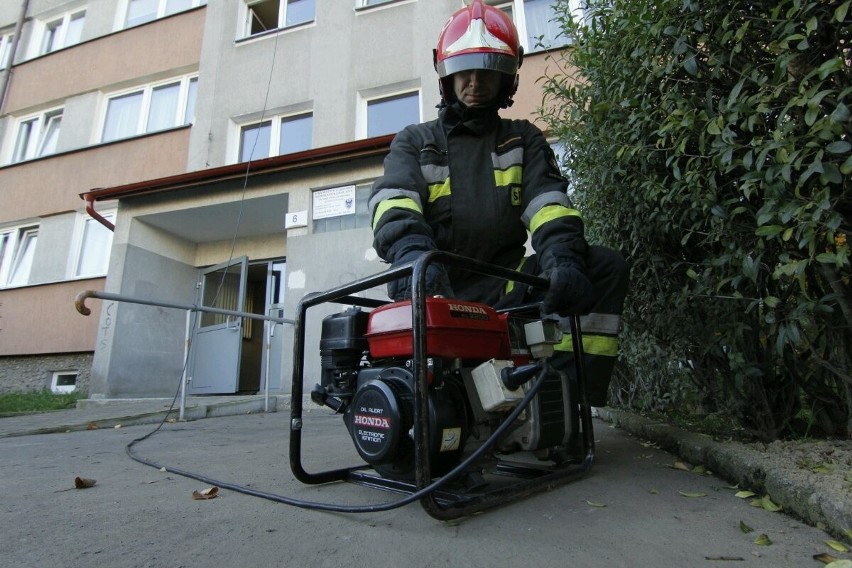 Wrocław: Strażacy dostarczają prąd, by utrzymać mężczyznę przy życiu [FOTO]