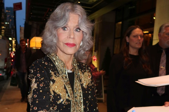 Jane Fonda to gwiazda światowego formatu. Ma 87 lat i nie boi się swoich siwych włosów. Jaki jest jej sekret długowieczności?