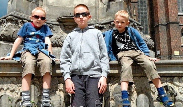 Michał (w środku) wraz z braćmi - Adamem i Mikołajem. Ich mama twierdzi, że nigdy już nie puści ich do szkoły samych - zawsze już będzie odwozić  i przywozić chłopców samochodem.