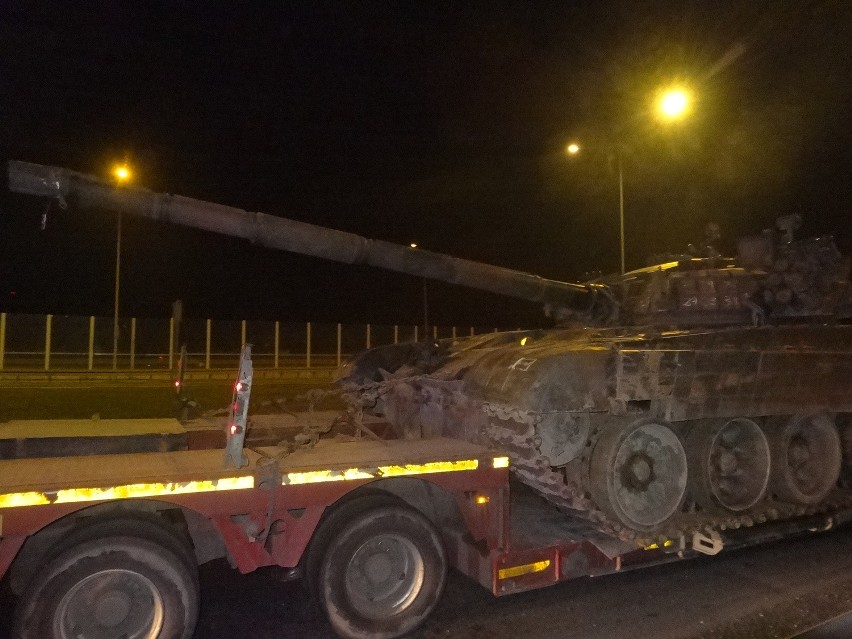 Głogowska: Samochód zderzył się z lawetą z czołgiem...