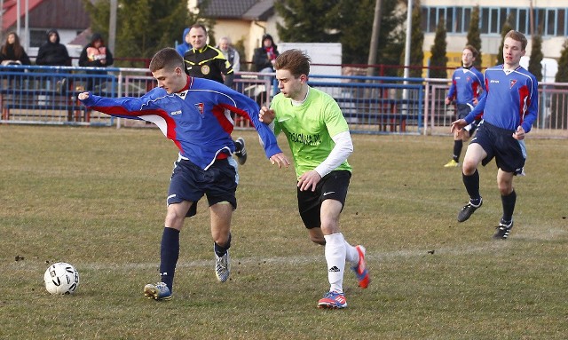 Po tej kolejce bardziej zadowoleni mogą być piłkarze Mewy Resko (zielone stroje), którzy pokonali Rolpol Chlebowo 2:1. GKS Mierzyn (granatowe koszulki) w sobotę przegrał 2:5 z Jeziorakiem Szczecin.