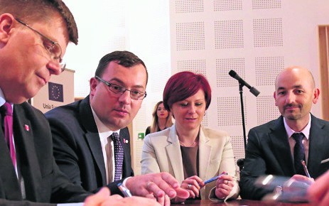 Przedstawiciele LGD, w tym Robert Wardziński burmistrz Choroszczy (z prawej) i Urszula Jabłońska, burmistrz Łap, podpisali wczoraj umowy