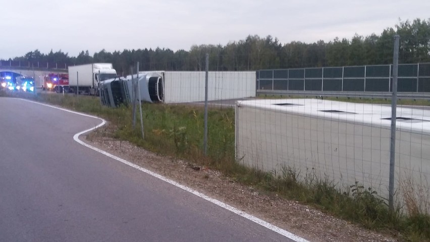 Jeżewo Stare. Kolizja trzech pojazdów na drodze ekspresowej S8. Droga jest zablokowana przez przewróconą chłodnię (zdjęcia)