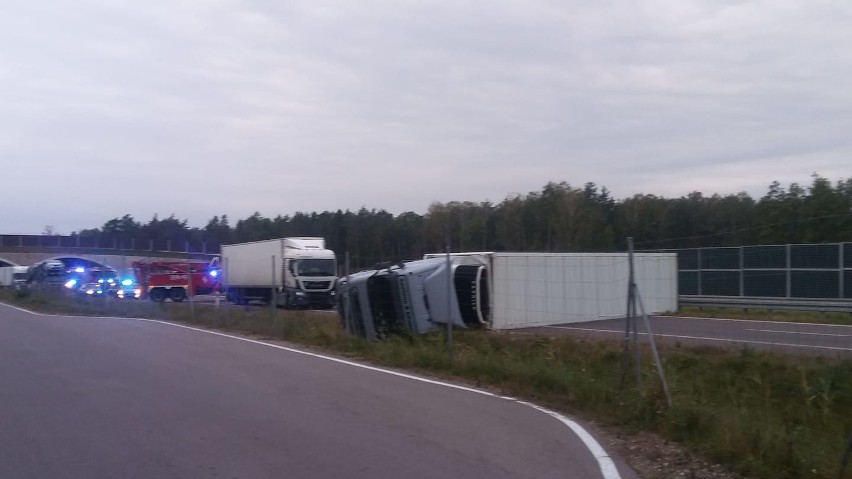 Jeżewo Stare. Kolizja trzech pojazdów na drodze ekspresowej S8. Droga jest zablokowana przez przewróconą chłodnię (zdjęcia)