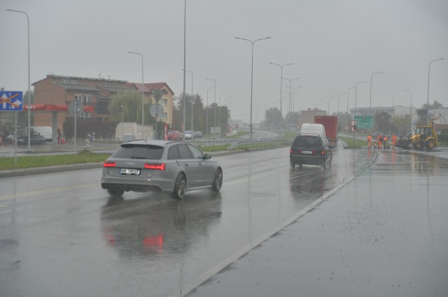 Od piątku aleją Wojska Polskiego, na odcinku od Słowackiego do Lubelskiej samochody jeżdżą już dwiema nitkami nowej drogi.