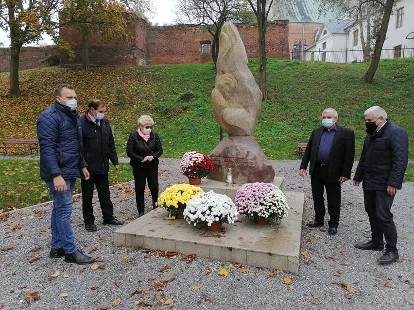 Kwiaty złożono  między innymi przed Pomnikiem Solidarności w...