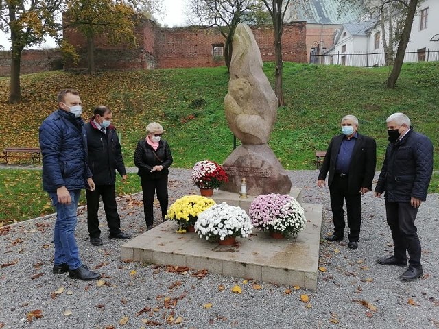 Kwiaty złożono  między innymi przed Pomnikiem Solidarności w Sandomierzu.