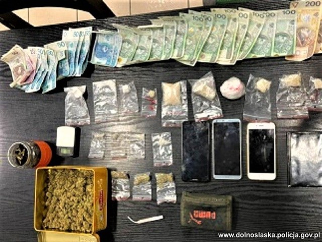 Policja znalazła 1500 porcji marihuany w lodówce, pod wersalką i fotelem. Skrytka okazała się nieskuteczna.