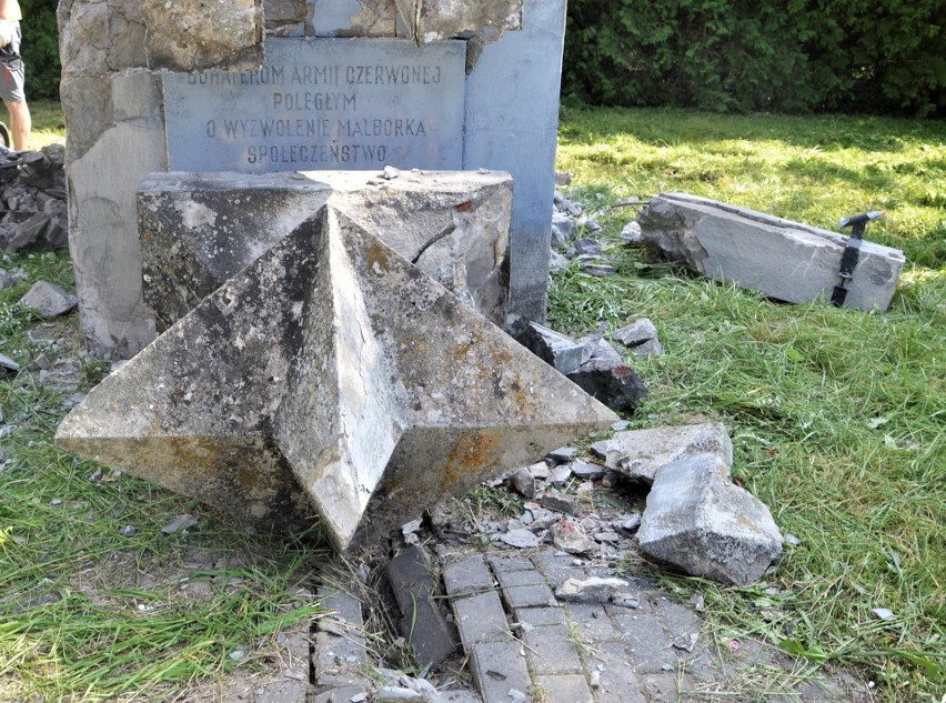 W Malborku miejscu po wyburzonym pomniku z gwiazdą jeszcze w...