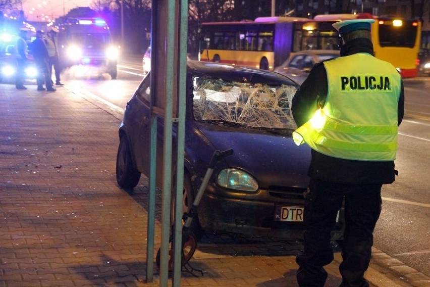 Wypadek na Grabiszyńskiej. Samochód potrącił pasażera wysiadającego z tramwaju