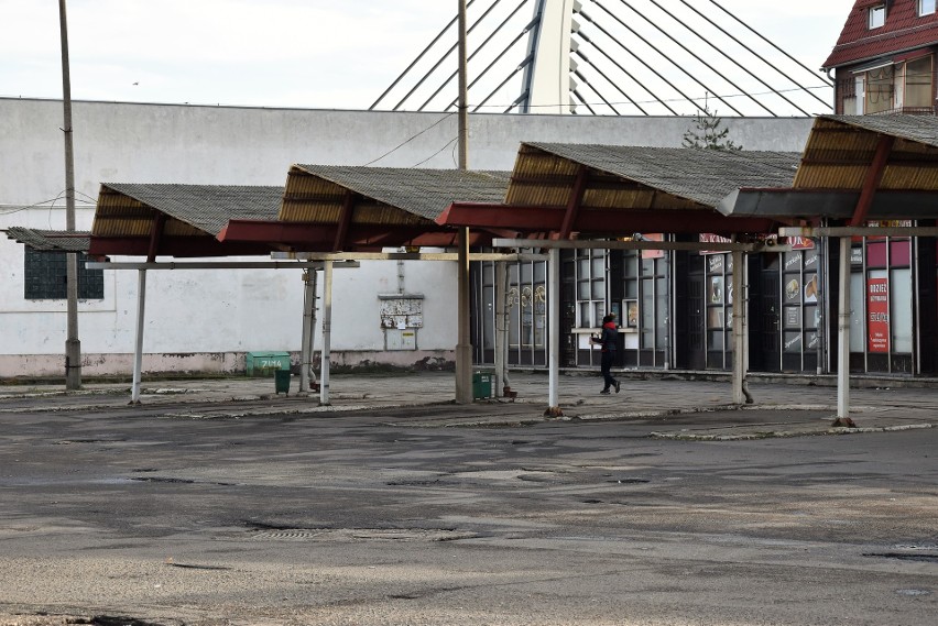 Dworzec autobusowy w Opolu. Ścięto już część barierek, teren...