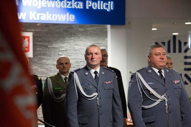 Na pierwszym planie, od lewej: Paweł Dzierżak. Z prawej: Krzysztof Pobuta, były komendant wojewódzki policji w Krakowie.