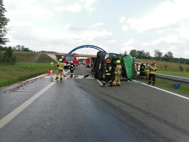 Do groźnego wypadku doszło w piątek, 23 lipca, na trasie S3, na wysokości Marwic. Droga w kierunku Zielonej Góry została zablokowana. Przed godziną 15.00 zderzyły się dwa samochody ciężarowe. Jeden z pojazdów przewrócił się i tarasuje drogę. Jak informuje zielonogórski oddział Generalnej Dyrekcji Dróg Krajowych i Autostrad, droga w kierunku Zielonej Góry została zablokowana. Kierowcy powinni na węźle Myślibórz zjechać na „starą trójkę”. Utrudnienia mogą potrwać kilka godzin.  - W wypadku została poszkodowana jedna osoba – przekazał bryg. Bartłomiej Mądry, oficer prasowy gorzowskiej straży pożarnej. Aktualizacja - godz. 18.30Droga nadal jest zablokowana. Trwa przeładowywanie towaru z uszkodzonego pojazdu. Drogowcy informują, że zostały otwarte bramy awaryjne na 60 kilometrze. Kierowcy są kierowani z trasy S3 na lokalne drogi. Aktualizacja - godz. 24.00Koniec utrudnień.Wideo: Jak się zachować, kiedy jesteśmy świadkami wypadku?źródło: Dzień Dobry TVN/x-newsByłeś świadkiem wypadku, pożaru lub innego zdarzenia? Stoisz w korku lub masz informację o innych utrudnieniach na drodze? Poinformuj nas o tym! Wyślij nam zdjęcia lub nagranie z miejsca zdarzenia. Możesz to zrobić przez stronę "Gazety Lubuskiej" na Facebooku facebook.com/gazlub/ lub mailem na adres glonline@gazetalubuska.plMożesz też skontaktować się z nami, dzwoniąc pod nr 68 324 88 16