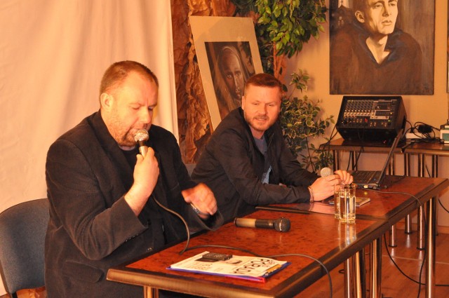 Spotkanie z Jakubem Poradą (z prawej) poprowadzil Tomasz Skibiński
