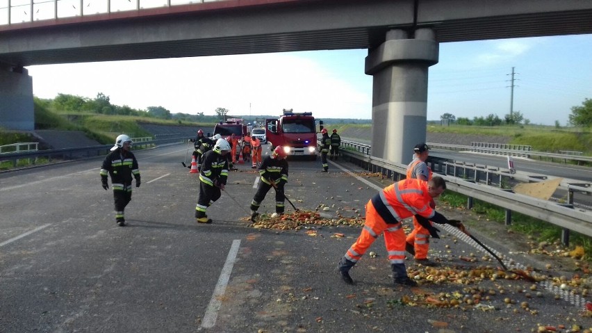 Wypadek na A1: Wystrzał opony przyczyną wypadku dostawczaka...