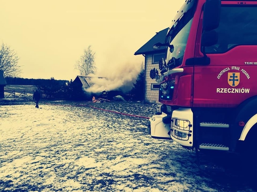 Strażacy w czwartek 3 stycznia gasili pożar szopy...