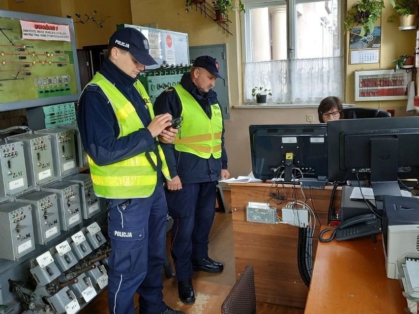 Piotrkowscy policjanci  wspólnie z funkcjonariuszami Służby Ochrony Kolei zajrzeli w każdy kąt dworca kolejowego i okolicy