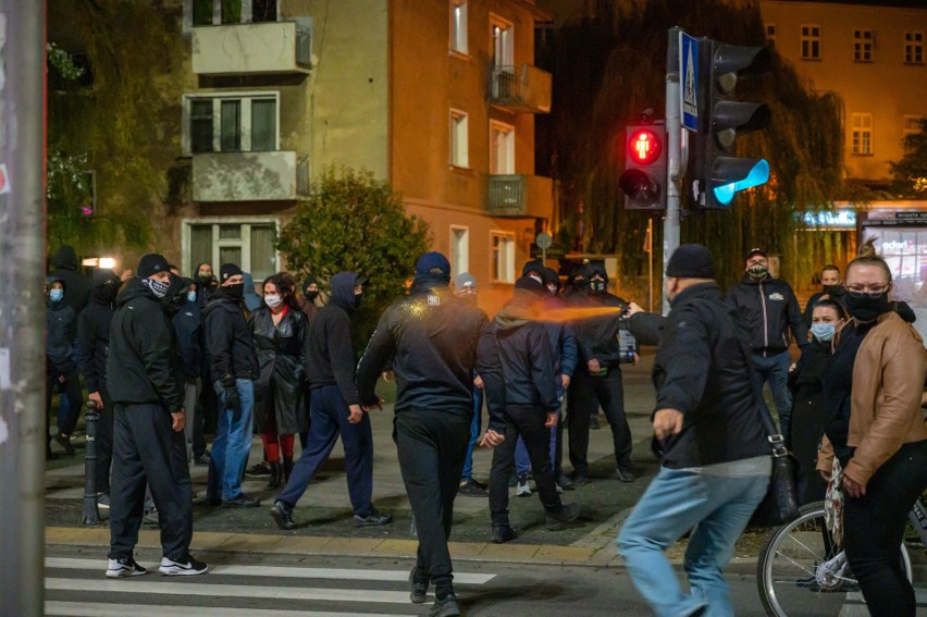 Ataki narodowców na demonstrację we Wrocławiu. „Kopali w głowy, pryskali gazem"