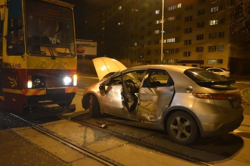 Wypadek na Zgierskiej. Ciężarna kierująca hondą civic zderzyła się z tramwajem