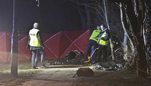 (pij), wideo:TVN24/x-newsDo tragicznego wypadku doszło na al. Słowackiego. Volkswagen golf wypadł z drogi, uderzył w drzewa i zawisł nad skarpą koło garaży. Na miejscu zginęło dwóch młodych mężczyzn.Około północy z piątku na sobotę 19 marca trwały oględziny na miejscu wypadku. Policjanci szukali śladów na asfalcie. Pewne jest, że volkswagen golf jechał al. Słowackiego w kierunku ul. Strzeleckiej. Ślady wskazują, że samochód  wypadł z drogi, ominął latarnię uliczną i uderzył w drzewa. Wrak auta zawisł nad skarpą oparty o drzewa, w które uderzył.- Ustalamy przyczynę wypadku. Potwierdzam, że na miejscu zginęły dwie osoby – mówi sierż. Kamila Wydrych z zespołu prasowego zielonogórskiej policji.Miejsce, w którym doszło do tragedii jest uznawane za bezpieczne. Do zdarzeń drogowych na al. Słowackiego dochodzi bardzo rzadko.