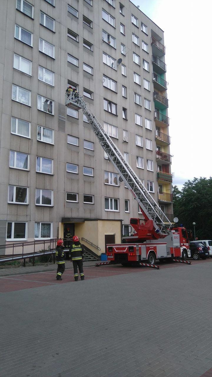 Silny wiatr w Zawierciu. Prawie oderwał płytę bloku! [FOTO]