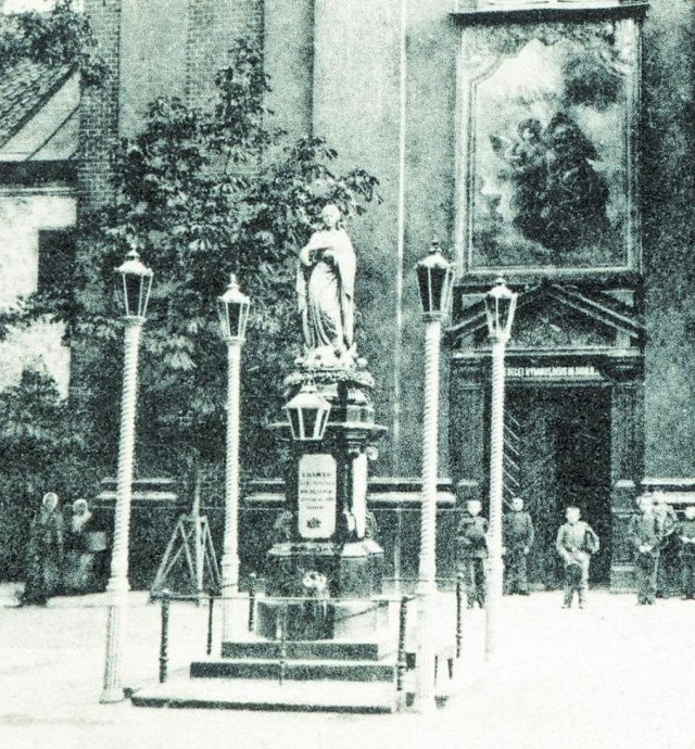 Na dziedzińcu stała figura Matki Boskiej Niepokalanej ufundowana w 1860 roku. W 1966 r. zastąpiła ją figura Matki Boskiej Częstochow-skiej, projektu Ferdynanda Jarochy, także autora pomnika Jakuba Wagi w Parku Miejskim.