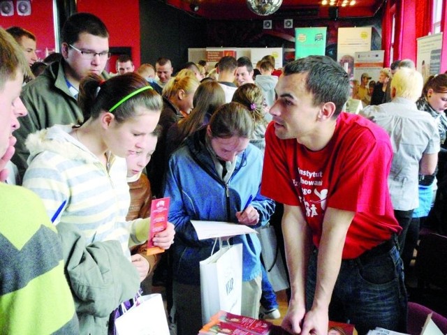 Paweł Gałczyk, student PWSiIP w Łomży, przedstawiał kolneńskiej młodzieży ofertę edukacyjną swojej uczelni