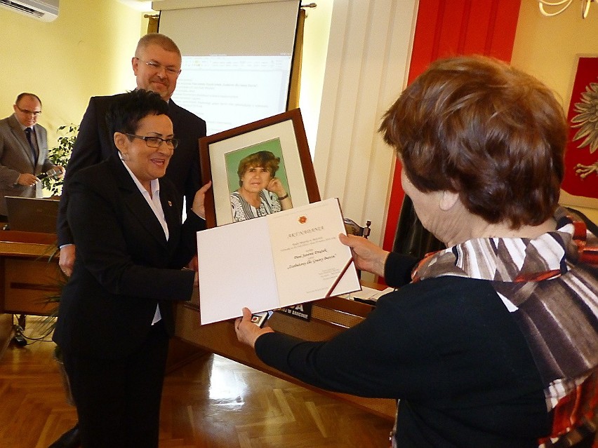 Akt nadania wręczyli burmistrz Michał Pęziak i Krystyna...