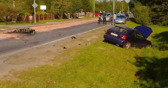 Radom. Spalony motocykl i rozbite auto po wypadku na ulicy Wolanowskiej.