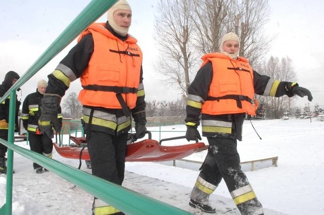 Strażacy z Gorzowa zaprezentowali m. in. jak działają specjalne, lodowe sanie, dzięki którym można dotrzeć do osób, pod którymi załamał się lód.