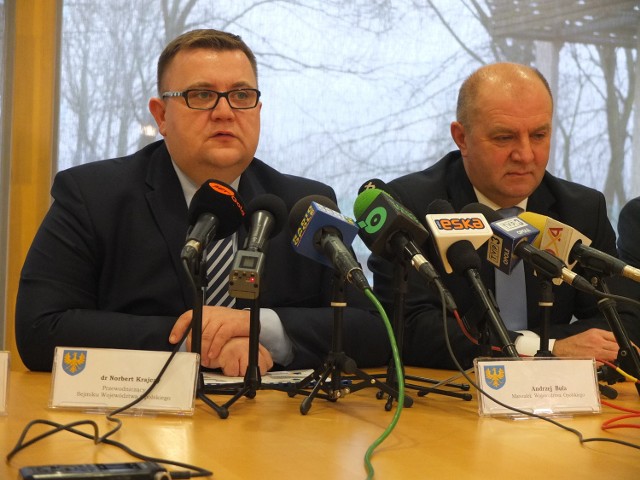 Członek zarządu Szymon Ogłaza oraz marszałek Andrzej Buła (PO).