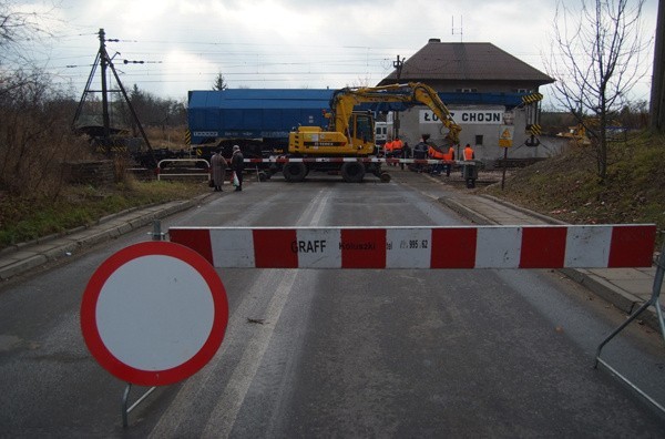 Przejazd kolejowy przy ul. Zapolskiej zamknięty. Drogowcy przygotowali objazdy (zdjęcia)