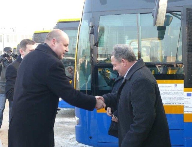 Prezydent Starachowic Wojciech Bernatowicz wręczył we wtorek kierowcom kluczyki do nowych autobusów.