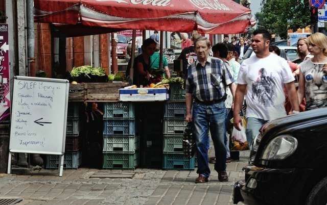 Niektóre stoiska na Gdańskiej są tak ustawione, że pieszym trudno jest się poruszać.