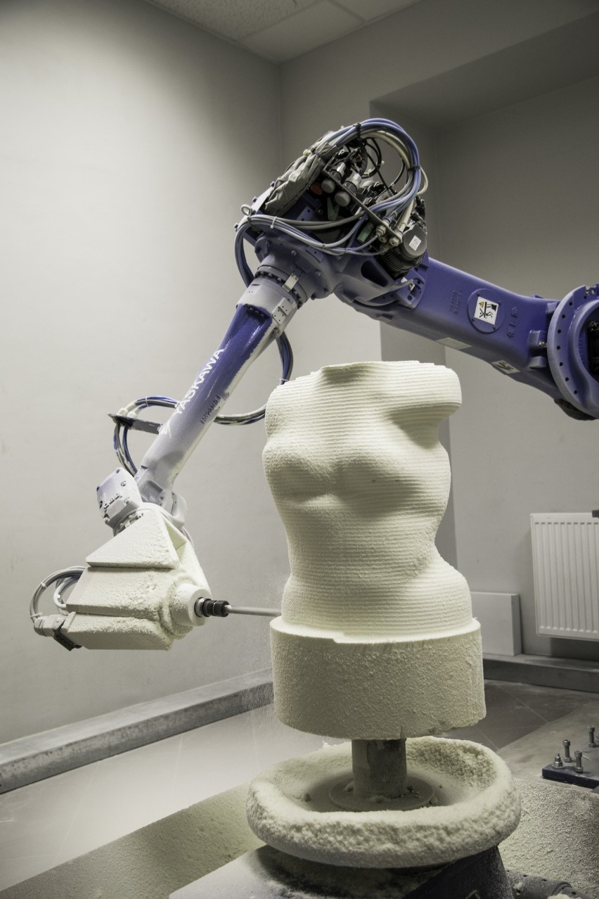 Białostockie Centrum Ortopedyczno-Protetyczne wykonuje sprzęt na indywidualne zamówienie w kilka godzin. Pomaga specjalny robot. 