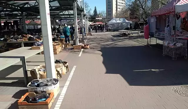 Handlujący i kupujący na targowiskach, przede wszystkim ograniczają się sami. Co z ewentualnymi ulgami dla przedsiębiorców?- Targowiska miejskie przy Szosie Chełmińskiej i Mickiewicza prowadzą działalność w ograniczonym, zgodnie z ustawą zakresie, a więc ograniczają się do handlu produktami spożywczymi, drogeryjnymi - powiedział podczas środowej telekonferencji prasowej prezydent Michał Zaleski. - Do tego dołączyły także targowiska, które są prowadzone przez podmioty prywatne, również ograniczyły swój asortyment.WIĘCEJ NA KOLEJNYCH STRONACH >>>>>Czytaj także: Odwołane śluby i chrzciny w Toruniu, pogrzeby tylko na cmentarzu. Koronawirus zmienia nasze życie i planyPodejrzenie koronawirusa w Urzędzie Miasta Torunia? Zlecono testy. Będzie też praca zdalna