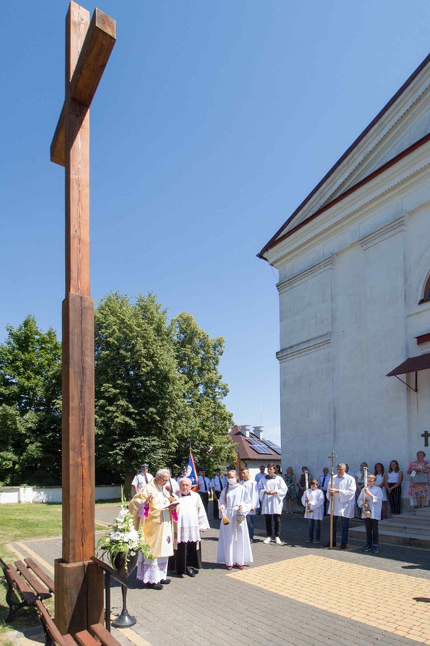 W niedzielę uroczyście poświęcono nowy krzyż w Mircu (ZDJĘCIA)