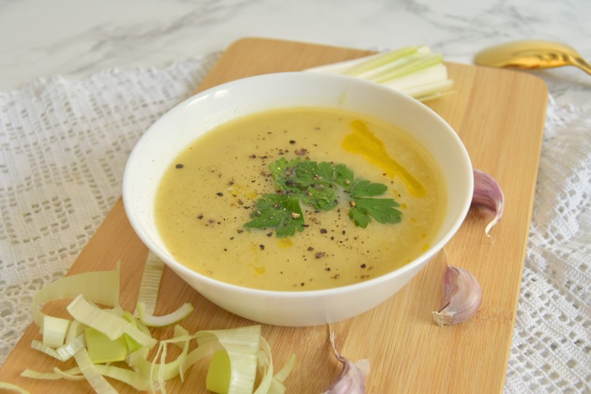 Aromatyczna zupa krem z pora może być zrobiona na rosole i...
