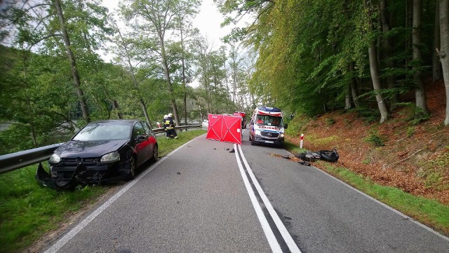 W czwartkowe popołudnie do tragicznego wypadku doszło na drodze wojewódzkiej 163 w pobliżu miejscowości Czarnkowie. Doszło do zderzenia samochodu osobowego z motocyklem. Kierujący motocyklem zginął na miejscu. Autem podróżowały trzy osoby, które nie odniosły poważnych obrażeń. OSP Połczyn ZdrójZobacz także Śmiertelny wypadek na DK11