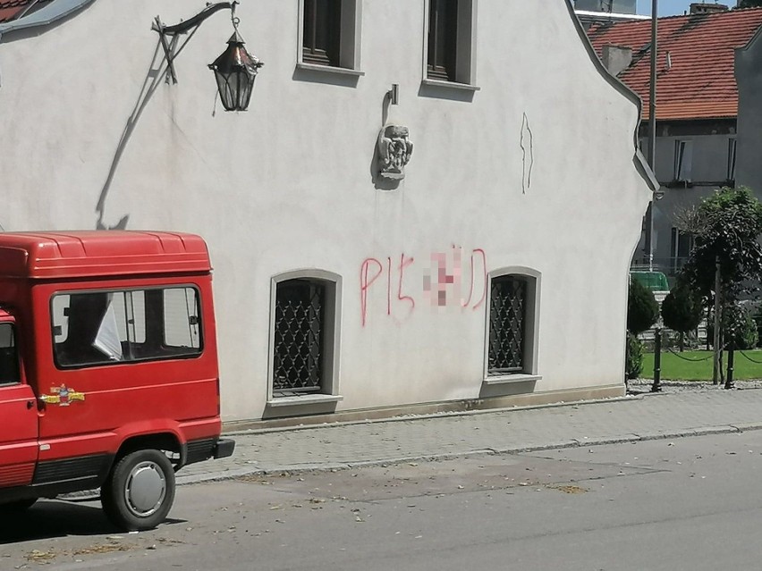 Wandal zniszczył zabytki w Głogówku… pseudo hasłami wyborczymi