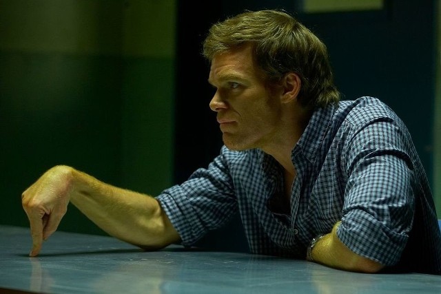 "Dexter" (2008-13)Tytułowy bohater, Dexter Morgan, prowadzi podwójne życie. Za dnia jest cenionym specjalistą ds. krwi w lokalnym departamencie policji, a nocą z zimną krwią zabija złoczyńców, którzy zdołali wymknąć się organom sprawiedliwości. Serial do tej pory doczekał się aż 8 sezonów. Jego twórcy zapowiedzieli jednak, że w 2021 roku ten kultowy thriller ma powrócić z nowymi odcinkami!