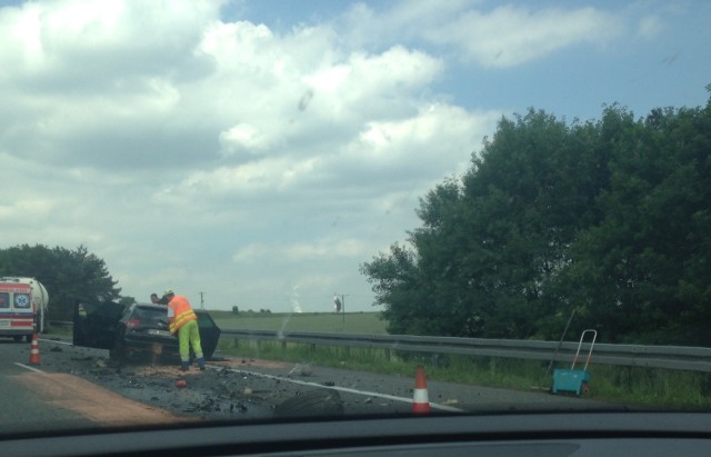 Bardzo poważny wypadek na A4 na wysokości Jaworzna na nitce w kierunku Katowic - relacjonuje Czytelnik Dziennika Zachodniego Michał Marcisz.