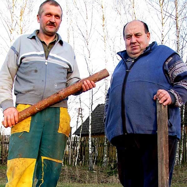 - Wiesław Jeleń (z lewej) ruszył na pomoc sąsiadowi z solidnym drągiem, ale nie musiał go używać. Stanisławowi Kocołowi kawał drewna pomógł obronić się przed ciosem napastnika.