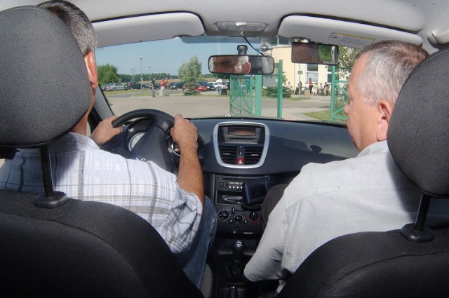Zdecydowana większość kandydatów na kierowców egzamin na prawo jazdy zdaje w autach z manualną skrzynią biegów.