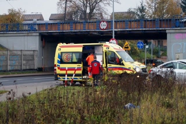 Kierujący Fordem Mondeo potrącił rowerzystę, jadącego ścieżką dla rowerów ul. Poniatowskiego koło wiaduktu kolejowego. Wymusił w ten sposób pierwszeństwo przejazdu. Cyklista z pękniętą kością nosową i rozciętym łukiem brwiowym, trafił do słupskiego szpitala na szczegółowe badania. Kierowca samochodu był trzeźwy.