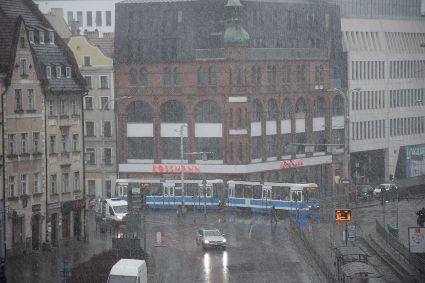 Pogoda we Wrocławiu. Pada deszcz, grad i śnieg [ZDJĘCIA]