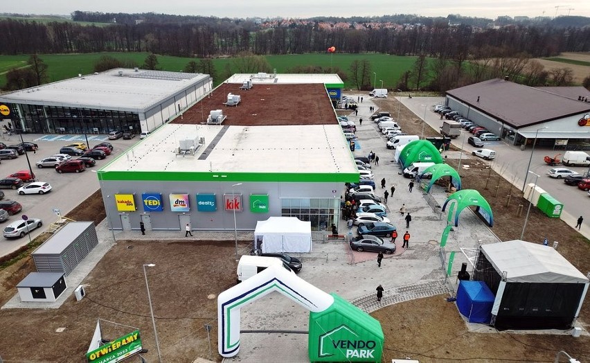 Nowy park handlowy otwarty na północy Krakowa przy drodze do Zielonek