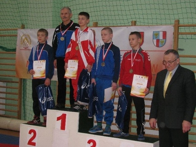 Filip Petrończak na najwyższym stopniu podium razem z trenerem Kazimierzem Wanke.