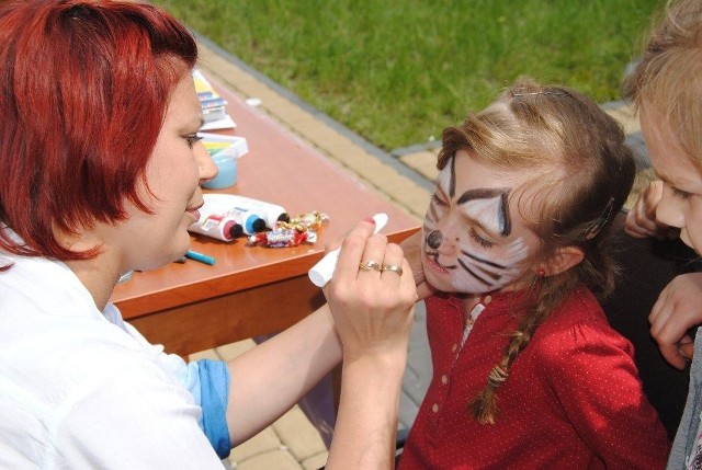 Największym powodzeniem wśród dziewcząt cieszyło się malowanie twarzy.