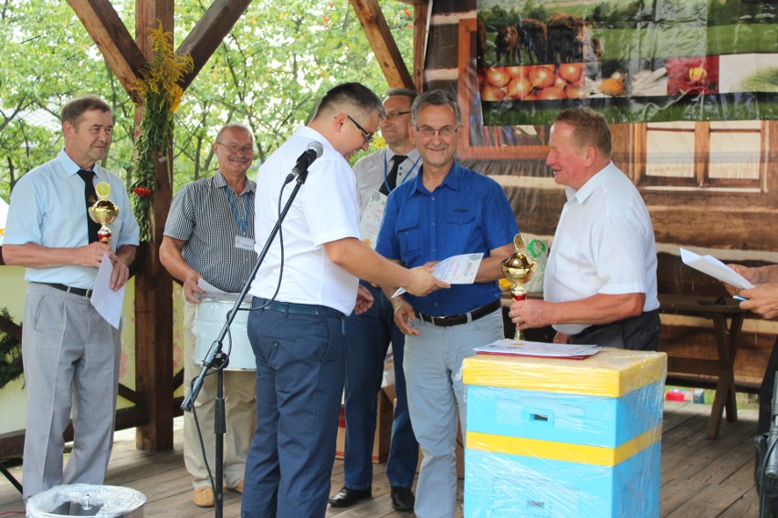 Święto miodu w Wygiełzowie. Pszczelarze pochwalili się swoimi pasiekami. Wybrano najpiękniejsze [ZDJĘCIA]